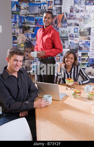 Gli impiegati nella riunione avente un pranzo di lavoro Foto Stock