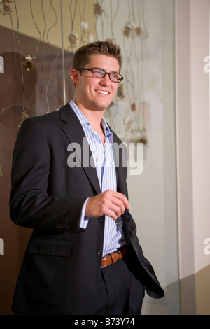 Bel Giovane Uomo in camicia indossare occhiali, sorridente Foto Stock