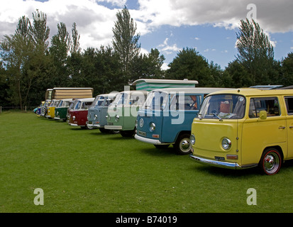 VW Camper allineati in corrispondenza di una VW mostra Foto Stock