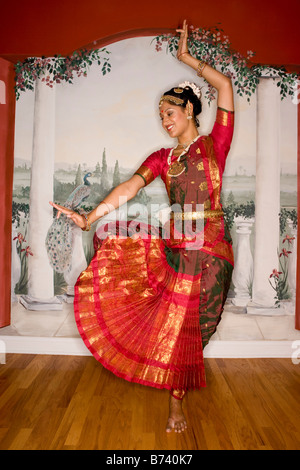 Indian woman dancing in abito tradizionale nella parte anteriore del murale Foto Stock