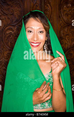 Sorridente donna di mezza età in verde tradizionale sari abito Foto Stock
