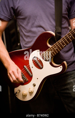 Close-up uomo di suonare una chitarra elettrica Foto Stock