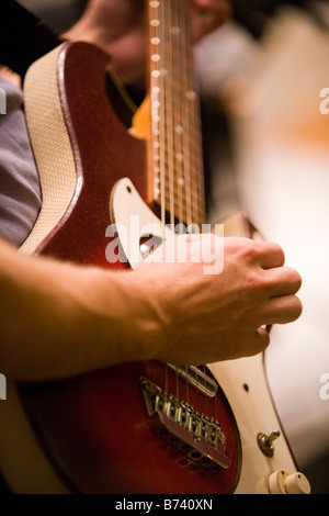 Close-up uomo di suonare una chitarra elettrica Foto Stock