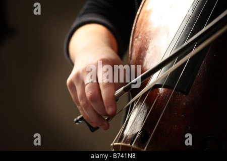 Chiudere fino a una giovane donna giocando un violoncello Foto Stock