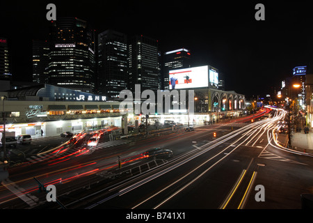 Distretto di Shinagawa nella città di Tokyo di notte con il JR Shinagawa stazione ferroviaria Foto Stock