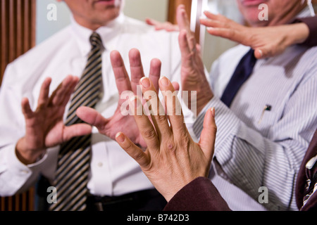 Sezione mediana del multi-razziale imprenditori aventi la discussione Foto Stock