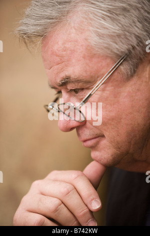 Close-up profilo di grave uomo maturo nella contemplazione Foto Stock