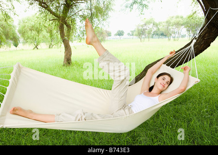 Giovane donna giacente in amaca un piede fino Foto Stock