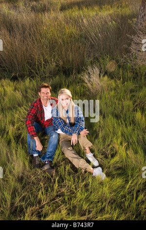 Ritratto di giovane seduto in erba, ad alto angolo di visione Foto Stock