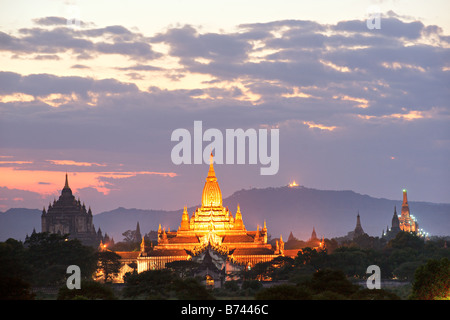 Tempio di bagan dopo il tramonto La Ananda Pahto Il Gawdawpalin Pahto e La Thatbyinnyu. Pianura di Bagan Myanmar Foto Stock