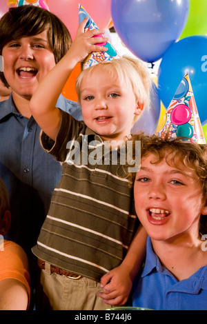 Bambini che si divertono ad una festa di compleanno Foto Stock