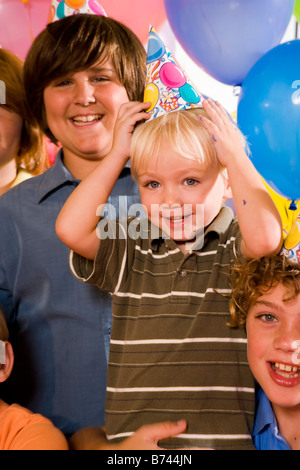 Bambini che si divertono ad una festa di compleanno Foto Stock