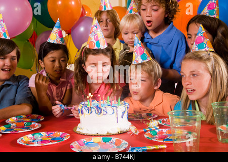 Un gruppo di bambini che si divertono a festa di compleanno Foto Stock