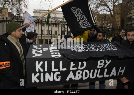 Dimostrazione esterna Saudi Arabian embassy Foto Stock