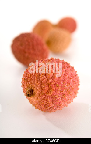 Close-up dettaglio di litchi. La parte anteriore è nitide quelle sul retro sono incantevoli soft focus. Girato su uno sfondo bianco. Foto Stock