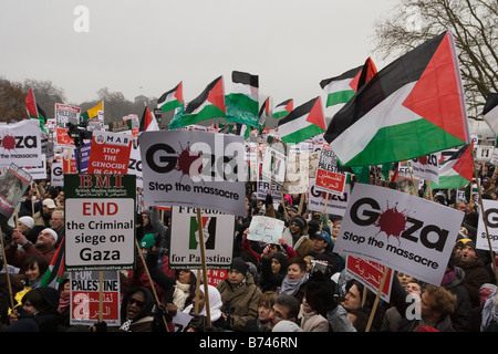 Decine di migliaia di persone si riuniscono a Londra s Hyde Park a protestare su Israele s guerra a Gaza Foto Stock