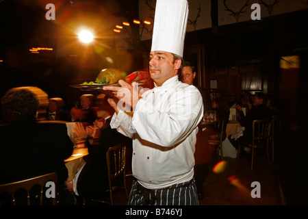 Lo chef porta in haggis ad un tradizionale brucia notte cena Foto Stock