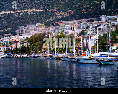 Kas porto cittadino in Turchia con barche ormeggiate e gulets Foto Stock