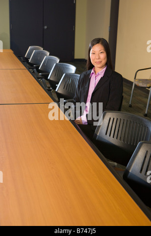 Giovani asiatici imprenditrice seduti nella sala riunioni Foto Stock