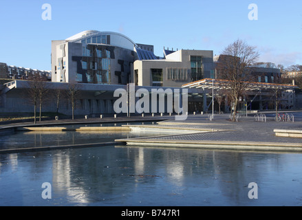 Il Parlamento scozzese in inverno con Congelato stagno Edimburgo Scozia Gennaio 2009 Foto Stock