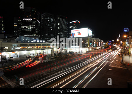 Distretto di Shinagawa nella città di Tokyo di notte con il JR Shinagawa stazione ferroviaria Foto Stock