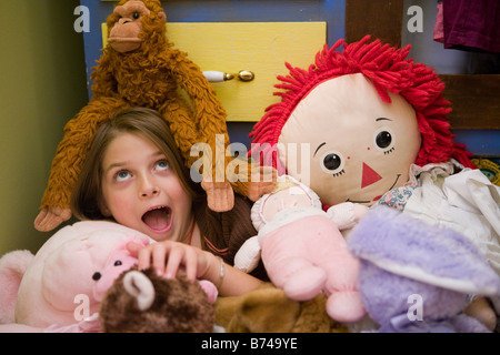 8 anno vecchia ragazza a giocare con le bambole Foto Stock