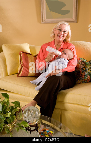 Nonna biberon per bambino Foto Stock