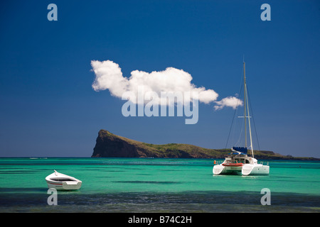Barche ormeggiate nella baia di fronte all' Isola di Coin de Mire anche noto come concio Gunners Maurizio vicino a Grand Baie Foto Stock