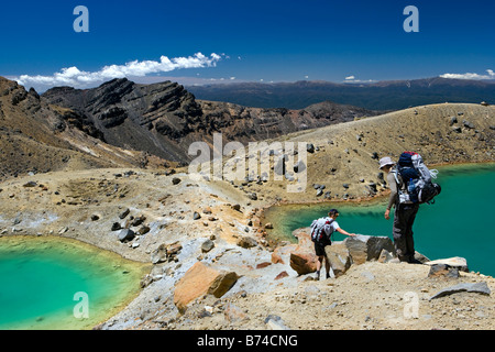 Nuova Zelanda, Isola del nord, Whakapapa, parco nazionale di Tongariro, vista sui laghi smeraldo. Le donne del trekking. Foto Stock