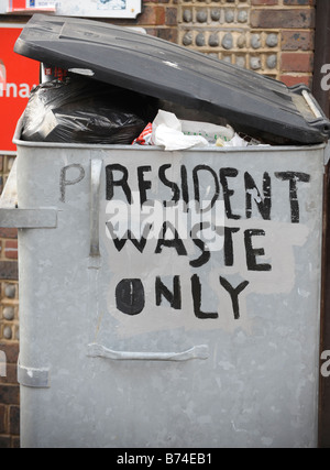 Un residenti' bidone dei rifiuti con una "p" aggiunta a leggere "presidente soltanto rifiuti' sul lato. Foto da Jim Holden. Foto Stock