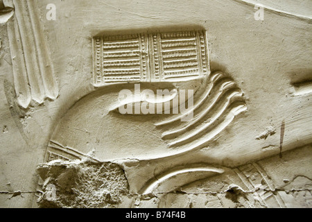 Lavoro di soccorso da sette cappelle presso il tempio di Seti I a Abydos, Valle del Nilo in Egitto Foto Stock