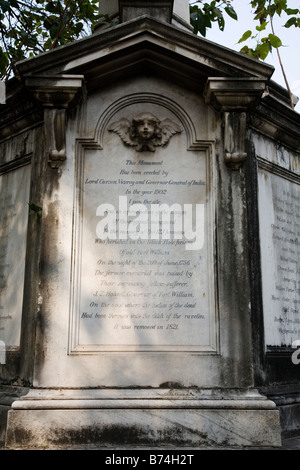 L'iscrizione sul controverso memoriale per le vittime che hanno trovato la morte in un buco nero di Calcutta, eretto dal signore Curzon. Foto Stock