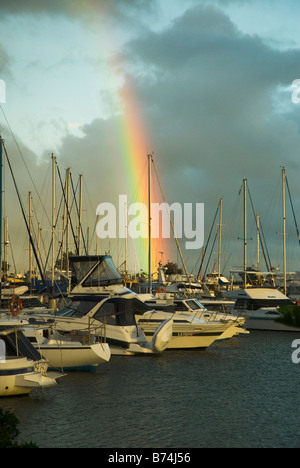 Rainbow oltre la nautica marina Foto Stock