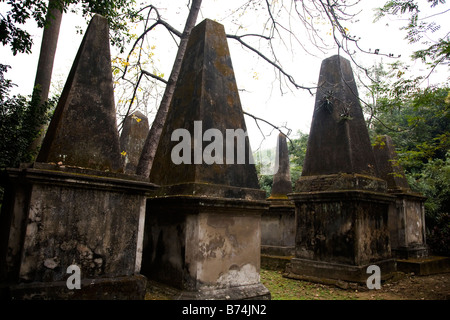 Questi obelischi sono tra i molti del XVIII e del XIX secolo tombe in Park Street cimitero in Kolkata, India. Foto Stock