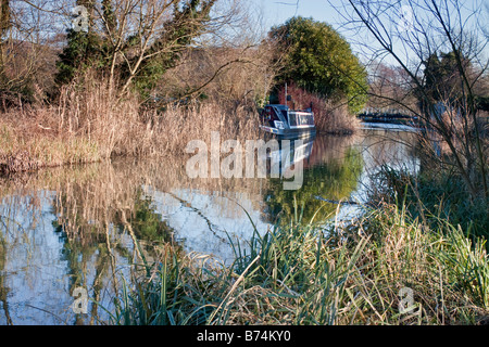 Una barca ormeggiata sulla Kennet and Avon Canal Foto Stock