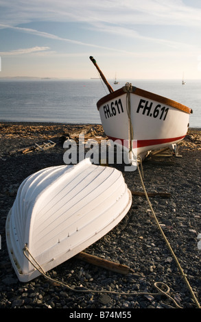 Barche di pescatori sulla spiaggia Porthallow, Cornwall, Regno Unito Foto Stock