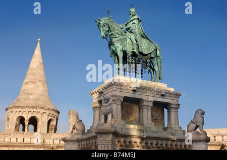 La statua del Santo Stefano al FISHERMAN S BASTION IN COLLINA DEL CASTELLO QUARTIERE DI BUDAPEST UNGHERIA Foto Stock