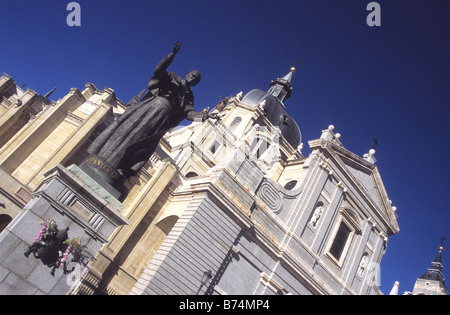 Statua di Papa Giovanni Paolo II (che consacrò la cattedrale nel 1993) di fronte alla cattedrale Nuestra Señora de Santa Maria de la Almudena, Madrid, Spagna Foto Stock