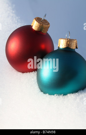 Albero di Natale con decorazioni in verticale sulla neve Foto Stock