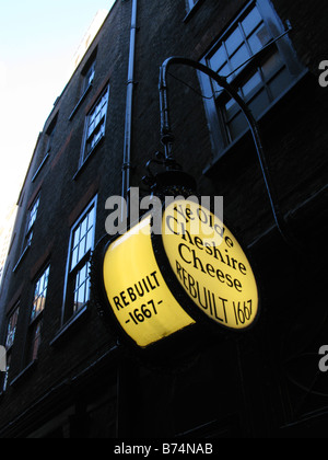 Accesa segno sopra le porte di 'Ye Olde Cheshire Cheese" pub di Londra Foto Stock