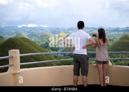 Giovane a Lookout, il Chocolate Hills geologico nazionale monumento, Carmen, Bohol, Visayas, Filippine Foto Stock