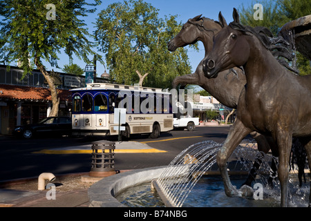 Scottsdale filobus e fontana del cavallo nella Città Vecchia, Quinta Avenue negozi con il suo vecchio West memorizza Scottsdale Arizona USA Foto Stock