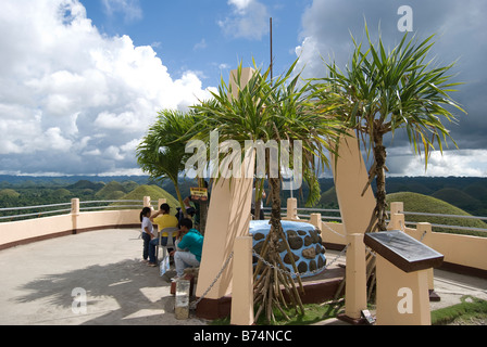 Liberty Bell e Wishing Well, il Chocolate Hills, geologico nazionale monumento, Carmen, Bohol, Visayas, Filippine Foto Stock