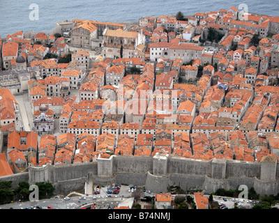 Una vista sui tetti e le mura della città vecchia di Dubrovnik in Croazia sulla costa adriatica in Europa Orientale. Foto Stock