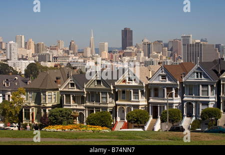 Fila di case vittoriane a 712-720 Steiner Street, San Francisco, California, Stati Uniti d'America Foto Stock