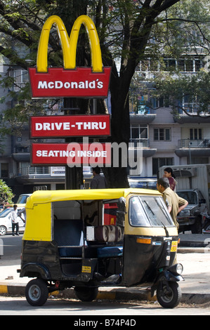 Segno McDonalds e ricksaw indiano. Bengaluru / Bangalore. Il Karnataka, India Foto Stock