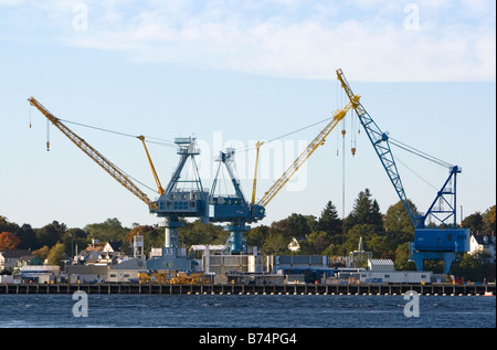 Gru presso il Cantiere Navale di Portsmouth situato sul fiume Piscataqua a Kittery Maine USA Foto Stock