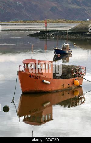 Barche da pesca ormeggiate nel porto di Barmouth Gwynedd Galles del Nord Foto Stock
