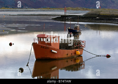 Barche da pesca ormeggiate nel porto di Barmouth Gwynedd Galles del Nord Foto Stock