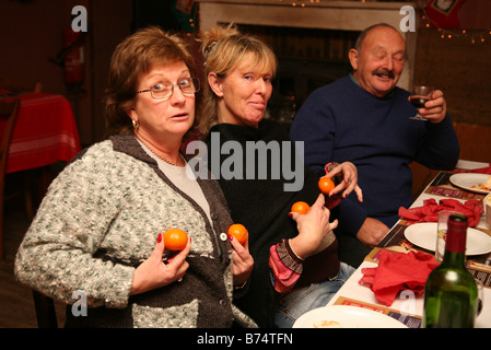 Drunken adulti essendo stupido a una cena Foto Stock